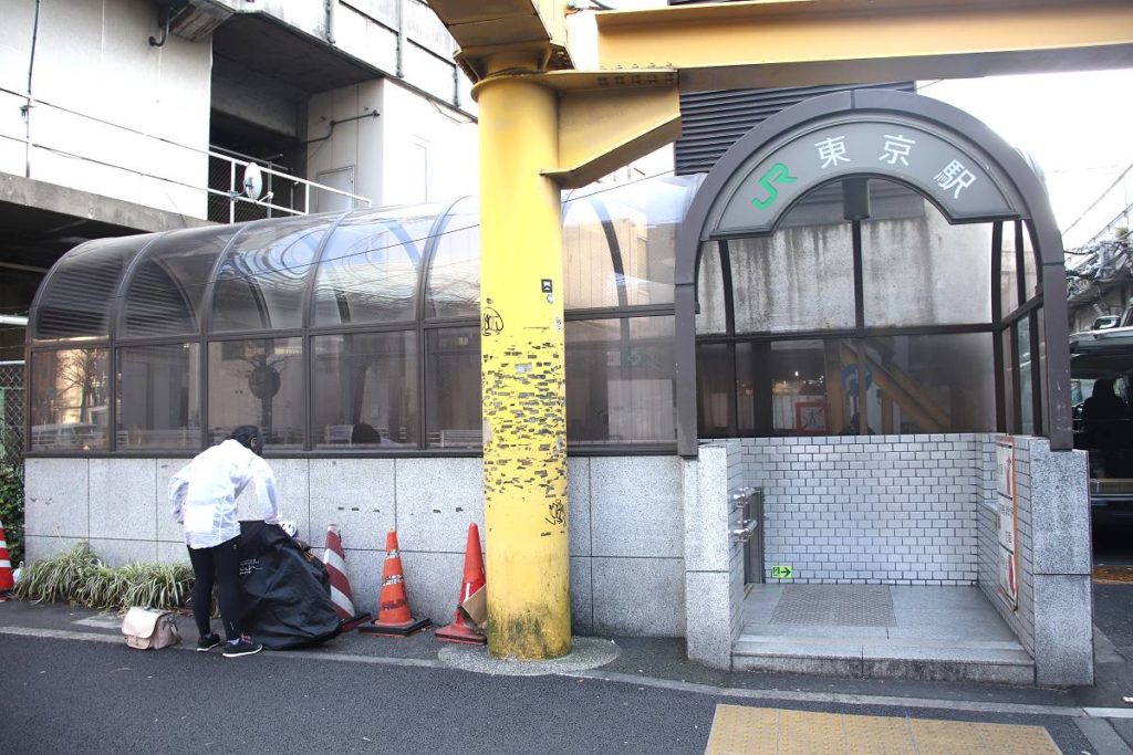 鉄道コネタ 実は ショボい 東京駅 狭い通路の先にある地下ホームへの入口 鉄道ニュース 鉄道プレスネット