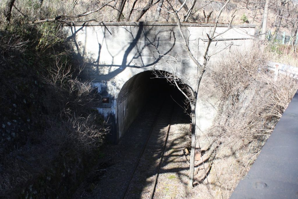 わたらせ渓谷鐵道が足尾銅山の廃線跡たどるツアー　旧・足尾本山駅の構内も見学
