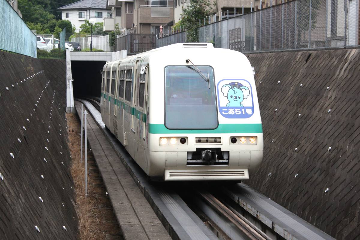 三菱重工「新・新交通システム」開発 蓄電池車両とセンターガイドで