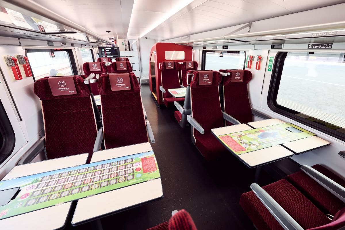 オーストリア高速列車の新型「2階建て車」公開 最高200km/h